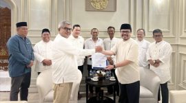 Penjabat Gubernur Aceh Bustami Hamzah SE, M.Si menyerahkan SK Plh Sekda Aceh kepada Asisten I Sekda Aceh Azwardi, AP, M.Si disaksikan oleh ketua DPRA dan Tim TAPA di Rumah Dinas Sekda Aceh di Banda Aceh Kamis (14/03/2024).