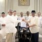 Penjabat Gubernur Aceh Bustami Hamzah SE, M.Si menyerahkan SK Plh Sekda Aceh kepada Asisten I Sekda Aceh Azwardi, AP, M.Si disaksikan oleh ketua DPRA dan Tim TAPA di Rumah Dinas Sekda Aceh di Banda Aceh Kamis (14/03/2024).
