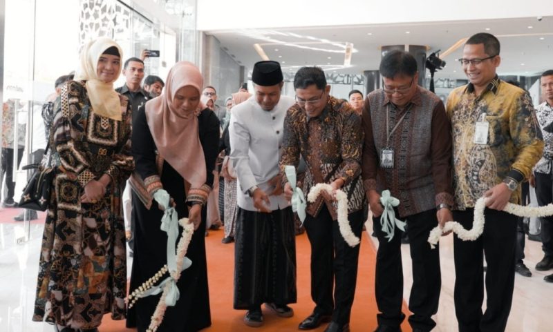 Pemotongan pita dilakukan secara bersama oleh Regional CEO BSI Aceh, Kepala Perwakilan BI Aceh, Kepala OJK Aceh, Ust Masrul Aidi, Pj Ketua TP PKK - Ibu Mellani Bustami & Ketua IIKBSI Aceh, Senin (18/3/2024).