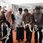 Pemotongan pita dilakukan secara bersama oleh Regional CEO BSI Aceh, Kepala Perwakilan BI Aceh, Kepala OJK Aceh, Ust Masrul Aidi, Pj Ketua TP PKK - Ibu Mellani Bustami & Ketua IIKBSI Aceh, Senin (18/3/2024).