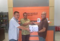 Tgk Agus Dian Purnama dari PAS Aceh (nomor satu dari kanan) menyerahkan bukti-bukti dugaan penggelembungan suara DPRA Aceh Timur saat melaporkan KIP Aceh, KIP Aceh Timur dan Empat PPK Aceh Timur ke Bawaslu Provinsi Aceh yang diterima oleh Staf Bawaslu Provinsi Aceh Sariyulis, Rabu (13/ 3/2024).