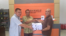 Tgk Agus Dian Purnama dari PAS Aceh (nomor satu dari kanan) menyerahkan bukti-bukti dugaan penggelembungan suara DPRA Aceh Timur saat melaporkan KIP Aceh, KIP Aceh Timur dan Empat PPK Aceh Timur ke Bawaslu Provinsi Aceh yang diterima oleh Staf Bawaslu Provinsi Aceh Sariyulis, Rabu (13/ 3/2024).