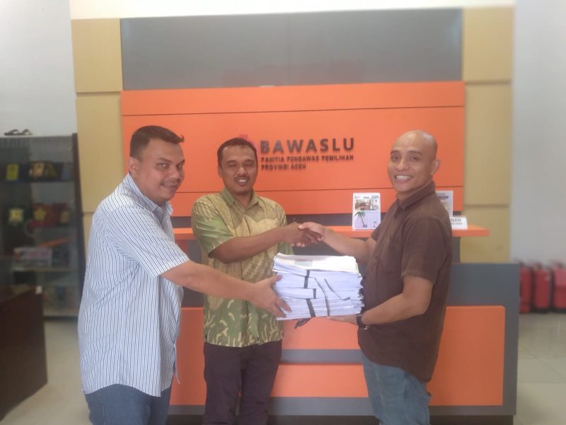 Tgk Agus Dian Purnama dari PAS Aceh (nomor satu dari kanan) menyerahkan bukti-bukti dugaan penggelembungan suara DPRA Aceh Timur saat melaporkan KIP Aceh, KIP Aceh Timur dan Empat PPK Aceh Timur ke Bawaslu Provinsi Aceh yang diterima oleh Staf Bawaslu Provinsi Aceh Sariyulis, Rabu (13/ 3/2024).