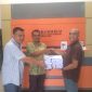 Tgk Agus Dian Purnama dari PAS Aceh (nomor satu dari kanan) menyerahkan bukti-bukti dugaan penggelembungan suara DPRA Aceh Timur saat melaporkan KIP Aceh, KIP Aceh Timur dan Empat PPK Aceh Timur ke Bawaslu Provinsi Aceh yang diterima oleh Staf Bawaslu Provinsi Aceh Sariyulis, Rabu (13/ 3/2024).