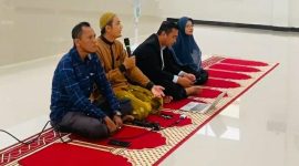 Pimpinan Pesantren Modern Al-Falah Abu Lam U Ust Muhammad Fajri, S.Pd.I sedang menyampaikan tausiah bertema nilai-nilai yang terkandung dalam Puasa Ramadhan yang disampaikan pada kegiatan Buka Puasa Bersama Keluarga Besar Alumni Dayah Abu Lam U, Sabtu (23/03/2024) di Aula Dayah tersebut