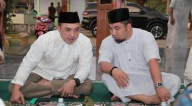 Pj Bupati Aceh Besar Muhammad Iswanto dengan Kapolres Aceh Besar AKBP Dhani Catra Nugraha pada acara Safari Ramadhan di Masjid Baiturrahmah Gampong Jantho Baru Foto MC Aceh Besar.