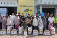 Pj Bupati Aceh Besar Muhammad Iswanto serta Pj Ketua PKK Cut Rezky Handayani melakukan foto bersama usai menyerahkan paket bantuan untuk warga kecamatan kuta cot  glie Aceh Besar