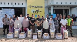 Pj Bupati Aceh Besar Muhammad Iswanto serta Pj Ketua PKK Cut Rezky Handayani melakukan foto bersama usai menyerahkan paket bantuan untuk warga kecamatan kuta cot  glie Aceh Besar