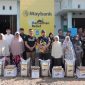 Pj Bupati Aceh Besar Muhammad Iswanto serta Pj Ketua PKK Cut Rezky Handayani melakukan foto bersama usai menyerahkan paket bantuan untuk warga kecamatan kuta cot  glie Aceh Besar