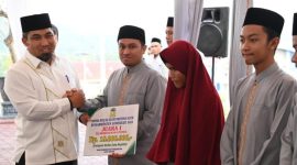 Pj Bupati Aceh Besar Muhammad Iswanto menyerahkan bonus kepada salah seorang juara MTQ Aceh Tahun 2023 di Simeulue pada momentum buka puasa bersama di Meuligoe Kota Jantho, Kamis, 21 Maret 2024.(Foto MC Aceh Besar)