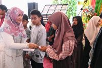 Pj Ketua Tim Penggerak PKK Aceh Besar, Cut Rezky Handayani, SIP. MM menyerahkan santunan anak yatim di sela silaturahmi dan buka puasa bersama TP-PKK Pemkab Aceh Besar di Meuligo Bupati Aceh Besar, Kota Jantho, Jumat (22/3/2024)
Foto: Mc Aceh Besar