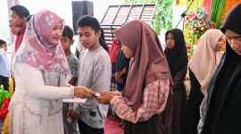 Pj Ketua Tim Penggerak PKK Aceh Besar, Cut Rezky Handayani, SIP. MM menyerahkan santunan anak yatim di sela silaturahmi dan buka puasa bersama TP-PKK Pemkab Aceh Besar di Meuligo Bupati Aceh Besar, Kota Jantho, Jumat (22/3/2024)
Foto: Mc Aceh Besar