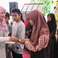 Pj Ketua Tim Penggerak PKK Aceh Besar, Cut Rezky Handayani, SIP. MM menyerahkan santunan anak yatim di sela silaturahmi dan buka puasa bersama TP-PKK Pemkab Aceh Besar di Meuligo Bupati Aceh Besar, Kota Jantho, Jumat (22/3/2024)
Foto: Mc Aceh Besar