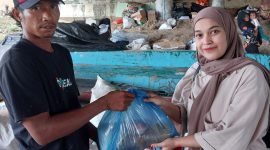 Salah seorang Pengurus HMI komisariat Tarbiyah dan keguruan UIN Ar Raniry Banda Aceh sedang menyerah paket kepada seorang warga yang kurang mampu hasil dari Kofatar Donasi Minggu (24/3/2024) di bawah jembatan lamnyong Darussalam Banda Aceh