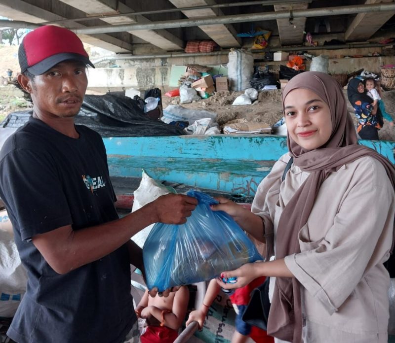Salah seorang Pengurus HMI komisariat Tarbiyah dan keguruan UIN Ar Raniry Banda Aceh sedang menyerah paket kepada seorang warga yang kurang mampu hasil dari Kofatar Donasi Minggu (24/3/2024) di bawah jembatan lamnyong Darussalam Banda Aceh