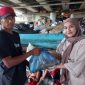 Salah seorang Pengurus HMI komisariat Tarbiyah dan keguruan UIN Ar Raniry Banda Aceh sedang menyerah paket kepada seorang warga yang kurang mampu hasil dari Kofatar Donasi Minggu (24/3/2024) di bawah jembatan lamnyong Darussalam Banda Aceh