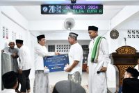 Pj Walikota Banda Aceh Amiruddin menyerahkan bantuan dana dan fasilitas Ibadah lainnya kepada Masjid Sarajul Huda Gampong Mulia yang diterima langsung oleh Ketua BKM Masjid Sirajul Huda Asnawi A Gani, M.Pd Selasa (26/3/2024)