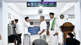 Pj Walikota Banda Aceh Amiruddin menyerahkan bantuan dana dan fasilitas Ibadah lainnya kepada Masjid Sarajul Huda Gampong Mulia yang diterima langsung oleh Ketua BKM Masjid Sirajul Huda Asnawi A Gani, M.Pd Selasa (26/3/2024)