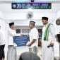 Pj Walikota Banda Aceh Amiruddin menyerahkan bantuan dana dan fasilitas Ibadah lainnya kepada Masjid Sarajul Huda Gampong Mulia yang diterima langsung oleh Ketua BKM Masjid Sirajul Huda Asnawi A Gani, M.Pd Selasa (26/3/2024)