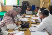 Koordinator Lapangan kegiatan Survei Indeks Kerukunan Umat Beragama Tahun 2024 saat menyampaikan metodologi dan konsep survei Indeks Kerukunan Umat Beragama Tahun 2024 kepada para enumerator Kemenag Banda Aceh, Selasa (19/3/2024) di lantai II Gedung PLHUT Kemenag  Banda Aceh
