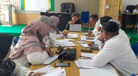 Koordinator Lapangan kegiatan Survei Indeks Kerukunan Umat Beragama Tahun 2024 saat menyampaikan metodologi dan konsep survei Indeks Kerukunan Umat Beragama Tahun 2024 kepada para enumerator Kemenag Banda Aceh, Selasa (19/3/2024) di lantai II Gedung PLHUT Kemenag  Banda Aceh
