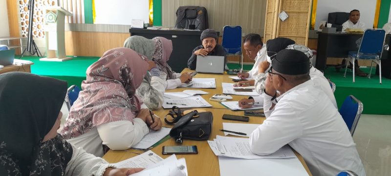 Koordinator Lapangan kegiatan Survei Indeks Kerukunan Umat Beragama Tahun 2024 saat menyampaikan metodologi dan konsep survei Indeks Kerukunan Umat Beragama Tahun 2024 kepada para enumerator Kemenag Banda Aceh, Selasa (19/3/2024) di lantai II Gedung PLHUT Kemenag  Banda Aceh