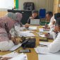 Koordinator Lapangan kegiatan Survei Indeks Kerukunan Umat Beragama Tahun 2024 saat menyampaikan metodologi dan konsep survei Indeks Kerukunan Umat Beragama Tahun 2024 kepada para enumerator Kemenag Banda Aceh, Selasa (19/3/2024) di lantai II Gedung PLHUT Kemenag  Banda Aceh