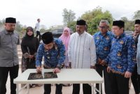 Penjabat (Pj) Bupati Aceh Besar Muhammad Iswanto SSTP MM menandatangani prasasti penggunaan fasilitas tempat berwudhu wanita, Senin (18/03/2024) di Mesjid Agung Al Munawwarah Kota Jantho, Aceh Besar.