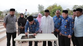 Penjabat (Pj) Bupati Aceh Besar Muhammad Iswanto SSTP MM menandatangani prasasti penggunaan fasilitas tempat berwudhu wanita, Senin (18/03/2024) di Mesjid Agung Al Munawwarah Kota Jantho, Aceh Besar.