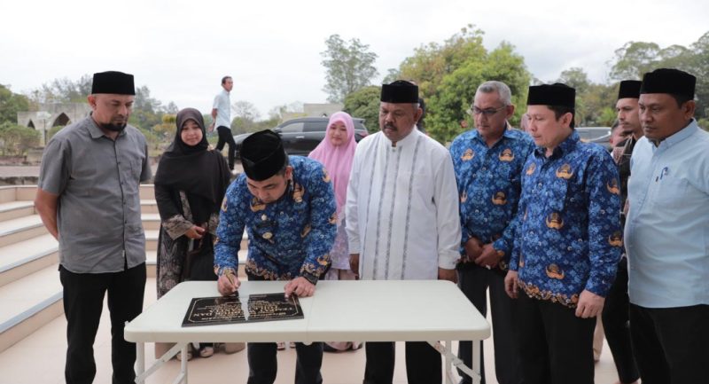 Penjabat (Pj) Bupati Aceh Besar Muhammad Iswanto SSTP MM menandatangani prasasti penggunaan fasilitas tempat berwudhu wanita, Senin (18/03/2024) di Mesjid Agung Al Munawwarah Kota Jantho, Aceh Besar.
