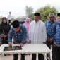 Penjabat (Pj) Bupati Aceh Besar Muhammad Iswanto SSTP MM menandatangani prasasti penggunaan fasilitas tempat berwudhu wanita, Senin (18/03/2024) di Mesjid Agung Al Munawwarah Kota Jantho, Aceh Besar.