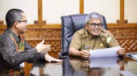 Pj Gubernur Aceh, Bustami Hamzah memperhatikan  laporan berbagai perkembangan dan pertumbuhan bisnis BSI di Aceh yang disampaikan Regional CEO BSI Aceh, Wisnu Sunandar pada pertemuan di Ruang Rapat Kantor Gubernur Aceh, Selasa, 19 Maret 2024. (Foto : Humas Pemerintah Aceh)