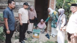 Jelang hari raya Idul Fitri Tahun 1445 H, Pj Bupati Aceh Besar Muhammad Iswanto, SSTP, MM salurkan Bansos untuk Lansia, Anak Yatim, dan Fakir Miskin, Minggu (7/4/2024).