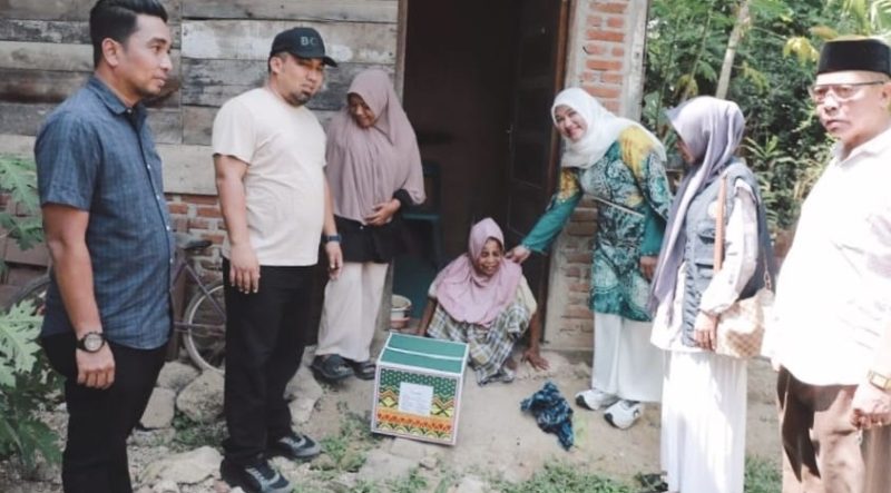 Jelang hari raya Idul Fitri Tahun 1445 H, Pj Bupati Aceh Besar Muhammad Iswanto, SSTP, MM salurkan Bansos untuk Lansia, Anak Yatim, dan Fakir Miskin, Minggu (7/4/2024).