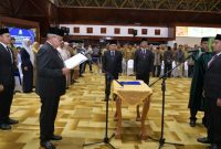 Pj Gubernur Aceh, Bustami melakukan pengambilan sumpah jabatan dan pelantikan penjabat pimpinan tinggi pratama sebagai Kepala Badan Pendapatan dan Keuangan Aceh (BPKA) di Pendopo Anjong Monmata Banda Aceh, Selasa, (16/04/2024). (Foto: Humas Aceh).