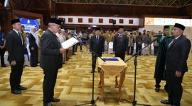 Pj Gubernur Aceh, Bustami melakukan pengambilan sumpah jabatan dan pelantikan penjabat pimpinan tinggi pratama sebagai Kepala Badan Pendapatan dan Keuangan Aceh (BPKA) di Pendopo Anjong Monmata Banda Aceh, Selasa, (16/04/2024). (Foto: Humas Aceh).