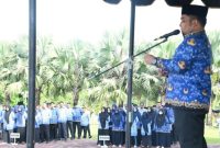 Pj Bupati Aceh Besar Muhammad Iswanto, S.STP MM saat bertindak sebagai pembina apel gabungan organisasi perangkat daerah di halaman Kantor Bupati Aceh Besar, Rabu (17/4/2024). FOTO/ MC Aceh Besar