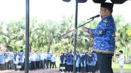 Pj Bupati Aceh Besar Muhammad Iswanto, S.STP MM saat bertindak sebagai pembina apel gabungan organisasi perangkat daerah di halaman Kantor Bupati Aceh Besar, Rabu (17/4/2024). FOTO/ MC Aceh Besar