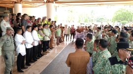 Ratusan keuchik yang tergabung dalam APDESI Aceh melakukan demo di depan kantor Gubernur Aceh meminta merevisi UUPA untuk menyesuaikan dengan UU No 6 tahun 2014 tentang desa agar bisa menjabat 8 tahun Jumat (19/4/2024) di depan Kantor Gubernur Aceh.Foto : bandapos.com