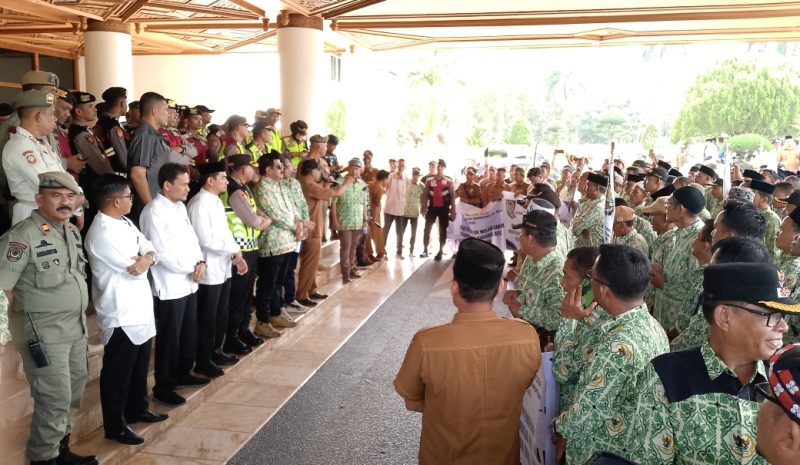 Ratusan keuchik yang tergabung dalam APDESI Aceh melakukan demo di depan kantor Gubernur Aceh meminta merevisi UUPA untuk menyesuaikan dengan UU No 6 tahun 2014 tentang desa agar bisa menjabat 8 tahun Jumat (19/4/2024) di depan Kantor Gubernur Aceh.Foto : bandapos.com