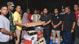 Pj Bupati Aceh Besar Muhammad Iswanto SSTP MM, menyerahkan bantuan masa panik kepada korban kebakaran lima rumah di Meunasah Manyang, Krueng Barona Jaya, Aceh Besar, Sabtu (20/4/2024) malam. Foto: MC Aceh Besar