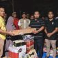 Pj Bupati Aceh Besar Muhammad Iswanto SSTP MM, menyerahkan bantuan masa panik kepada korban kebakaran lima rumah di Meunasah Manyang, Krueng Barona Jaya, Aceh Besar, Sabtu (20/4/2024) malam. Foto: MC Aceh Besar