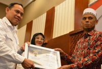 epala Dinas Pengendalian Penduduk Keluarga Berencana Pemberdayaan Perempuan dan Perlindungan Anak Kabupaten Aceh Besar Drs Fadlan menerima penghargaan gampong terbaik untuk Gampong Terbaik Keluarga Berkualitas Tahun 2024 yang diraih Gampong Meunasah Baro Kemukiman Lamlhom, Kecamatan Lhoknga, di Hermes Hotel Banda Aceh, Rabu (03/04/2024). Foto: MC Aceh Besar
