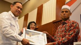 epala Dinas Pengendalian Penduduk Keluarga Berencana Pemberdayaan Perempuan dan Perlindungan Anak Kabupaten Aceh Besar Drs Fadlan menerima penghargaan gampong terbaik untuk Gampong Terbaik Keluarga Berkualitas Tahun 2024 yang diraih Gampong Meunasah Baro Kemukiman Lamlhom, Kecamatan Lhoknga, di Hermes Hotel Banda Aceh, Rabu (03/04/2024). Foto: MC Aceh Besar