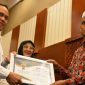 epala Dinas Pengendalian Penduduk Keluarga Berencana Pemberdayaan Perempuan dan Perlindungan Anak Kabupaten Aceh Besar Drs Fadlan menerima penghargaan gampong terbaik untuk Gampong Terbaik Keluarga Berkualitas Tahun 2024 yang diraih Gampong Meunasah Baro Kemukiman Lamlhom, Kecamatan Lhoknga, di Hermes Hotel Banda Aceh, Rabu (03/04/2024). Foto: MC Aceh Besar