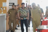 Penjabat Bupati Aceh Besar Muhammad Iswanto bersama Penjabat Gubernur Aceh Bustami Hamzah mendampingi Irjen Kemendagri, Komjem Pol Tomsi Tohir Balaw  seusai dijamu makan siang dengan makanan khas Aceh Besar diruang penyambutan VIP Bandara Internasional SIM Blang Bintang, Selasa, 23 April 2024.(Foto Humas Pemerintah Aceh)