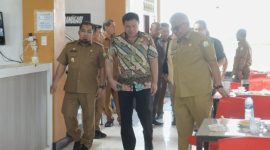 Penjabat Bupati Aceh Besar Muhammad Iswanto bersama Penjabat Gubernur Aceh Bustami Hamzah mendampingi Irjen Kemendagri, Komjem Pol Tomsi Tohir Balaw  seusai dijamu makan siang dengan makanan khas Aceh Besar diruang penyambutan VIP Bandara Internasional SIM Blang Bintang, Selasa, 23 April 2024.(Foto Humas Pemerintah Aceh)