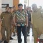 Penjabat Bupati Aceh Besar Muhammad Iswanto bersama Penjabat Gubernur Aceh Bustami Hamzah mendampingi Irjen Kemendagri, Komjem Pol Tomsi Tohir Balaw  seusai dijamu makan siang dengan makanan khas Aceh Besar diruang penyambutan VIP Bandara Internasional SIM Blang Bintang, Selasa, 23 April 2024.(Foto Humas Pemerintah Aceh)