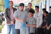 Pj Bupati Aceh Besar Muhammad Iswanto, SSTP, MM bersama Danlanud SIM Kolonel Pnb Hantarno Edi Sasmoyo melakukan foto bersama usai menyerahkan sembako kepada anak yatim Rumah Singgah Bumi Moro, di Gampong Garot, Darul Imarah, Aceh Besar, Minggu (28/4/2024).
Foto : MC Aceh Besar