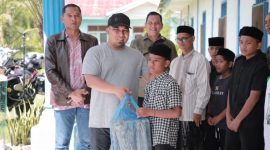Pj Bupati Aceh Besar Muhammad Iswanto, SSTP, MM bersama Danlanud SIM Kolonel Pnb Hantarno Edi Sasmoyo melakukan foto bersama usai menyerahkan sembako kepada anak yatim Rumah Singgah Bumi Moro, di Gampong Garot, Darul Imarah, Aceh Besar, Minggu (28/4/2024).
Foto : MC Aceh Besar